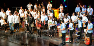 Orquesta-de-instrumentos-reciclados-de-cateura-judith-mateo-manu-carrasco